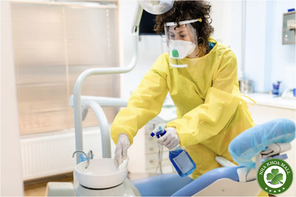 Xịt sát khuẩn không cồn có ưu điểm gì? Giải pháp kiểm soát nhiễm khuẩn nha khoa hiện đại