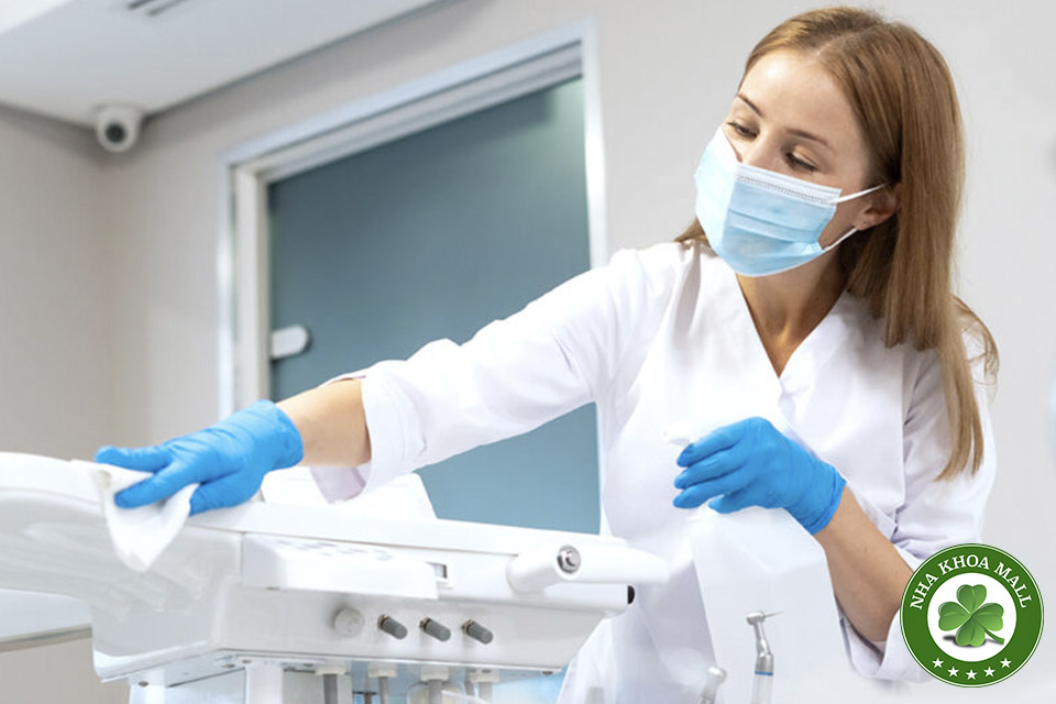 Xịt sát khuẩn tại phòng khám: Giải pháp kiểm soát nhiễm khuẩn toàn diện từ A–Z