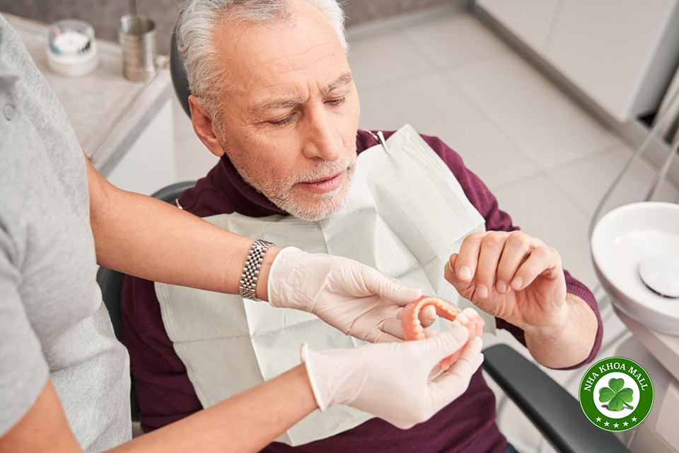 Những lưu ý quan trọng khi lắp hàm tháo lắp trong nha khoa