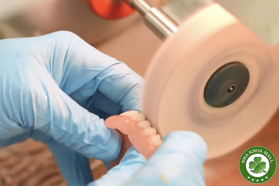 Máy đánh bóng nhựa Labo: Bí quyết tạo nên hàm răng tháo lắp hoàn hảo