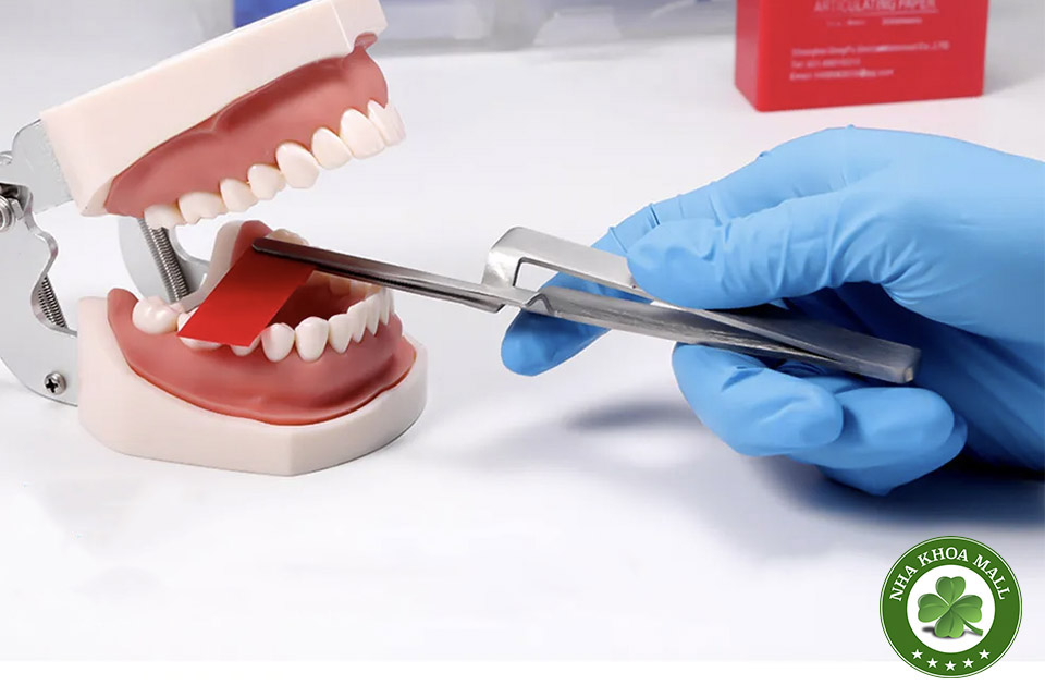 Kẹp giấy cắn là gì? Ứng dụng quan trọng trong phục hình nha khoa